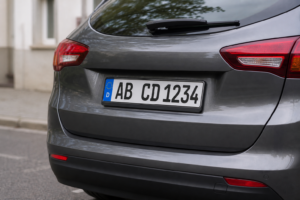Das Länderkennzeichen am Auto zeigt den Zulassungsstaat – hier beispielsweise Deutschland mit dem Kürzel D.